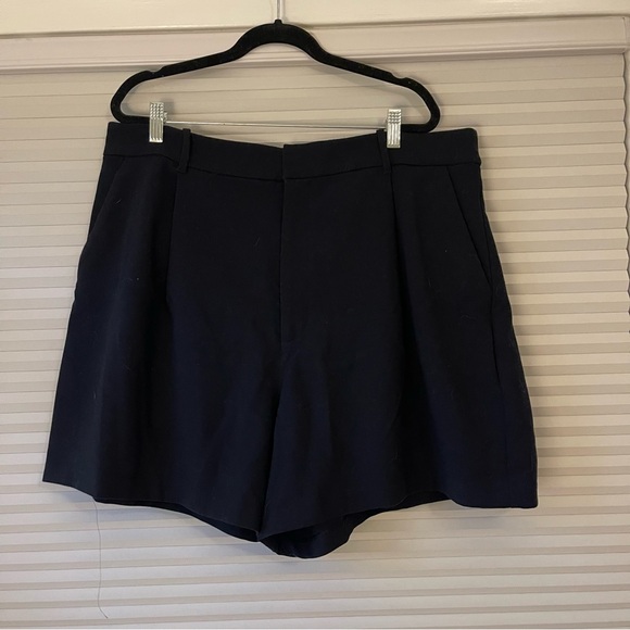 Abercrombie & Fitch Pleated Shorts - Picture 2 of 4